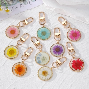 Luminous Round Resin Keychain With Real Dried Daisy Flower Specimen Gold Alloy Clasp Pastoral Style Bag Pendant Jewelry