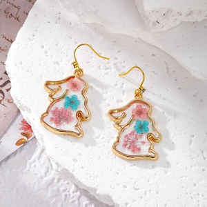 Boucles d'oreilles lapin faites main avec fleurs séchées dans des cadres en résine dorée
