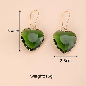Pendientes de corazón en cristal verde con marco dorado y especificaciones de tamaño