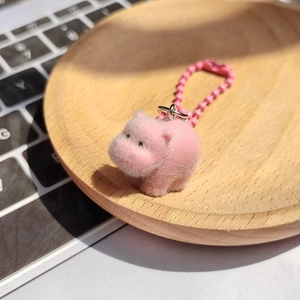 Porte-clés hippopotame rose floqué avec chaîne à billes assortie sur plateau en bois