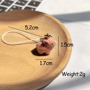 Porte-clés miniature capybara en peluche floquée avec fourrure rose-brun et fermoir