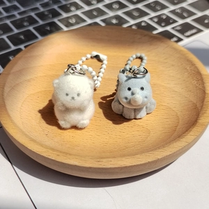 Porte-clés animaux floqués mignons avec hippopotames blanc et gris sur plateau en bois