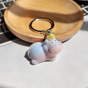 Porte-clés hippopotame floqué avec petit poussin et dégradé de couleurs bleu rose