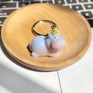 Porte-clés hippopotame floqué mignon avec oiseau jaune et texture en peluche dégradée