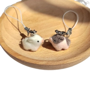 Porte-clés animaux floqués mignons avec lapin blanc et souris gris-rose sur plateau bois