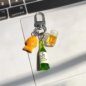 Kreativer Schlüsselanhänger aus Harz mit Bierkrug, Soju-Flasche und Fisch-Anhänger