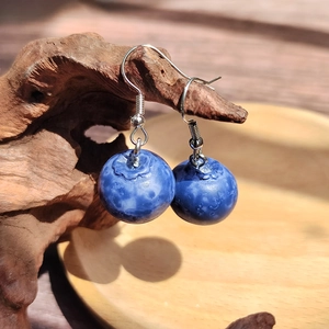 Orecchini a goccia a forma di mirtillo in resina con ganci in argento su legno