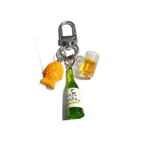 Lustiger Harz-Miniatur-Schlüsselanhänger mit Grillfisch Soju-Flasche und Bierkrug
