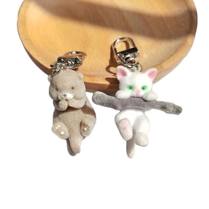 Porte-clés mignons avec loutre floquée et chat blanc sur branche et fermoirs en métal