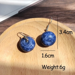 Orecchini a sospensione a forma di mirtillo 3D in resina con ganci argentati lucidi