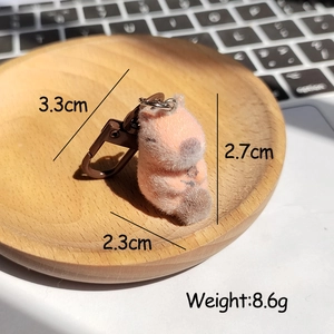 Dettaglio del portachiavi capibara rosa con dimensioni e chiusura in metallo marrone