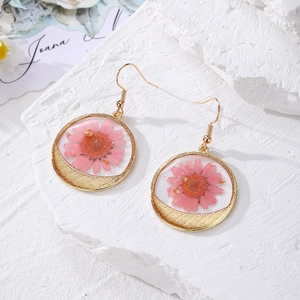 Pastoral style stainless steel earrings with real pink daisy dried flowers in resin