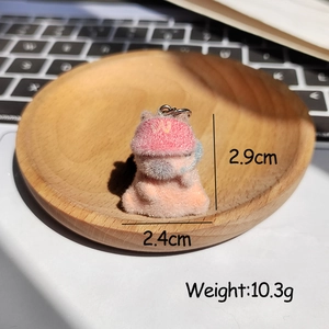 Simpatico portachiavi bambola capybara floccato rosa con cappello, pendente piccolo