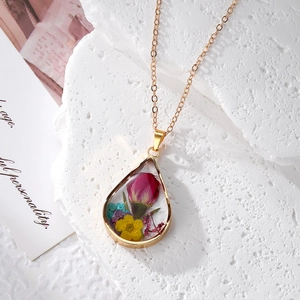 Wassertropfen-Halskette mit echten roten Rosen und goldener Kette aus Kunstharz