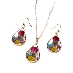 Schmuckset mit Rosenknospen-Anhänger aus Kunstharz und passenden Tropfenohrringen