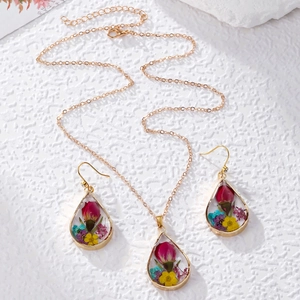 Handgefertigtes Harz-Schmuckset mit echten bunten Trockenblumen und goldener Halskette