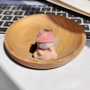 Portachiavi con animale rosa floccato e cappello con lettera W su vassoio in legno