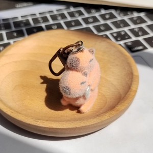 Vista dettagliata del portachiavi Capibara rosa floccato con design animale genitore-figlio