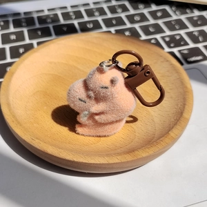 Simpatico portachiavi a forma di capibara floccato rosa con chiusura a moschettone