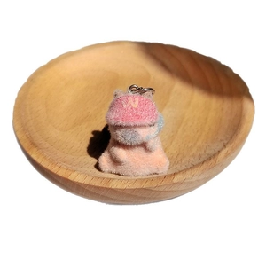 Simpatico portachiavi animale floccato rosa con cappellino e clip in metallo per borse