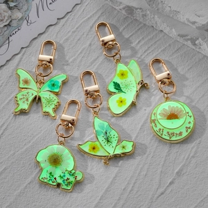 Luminous glow-in-the-dark butterfly daisy resin keychain with real dried flowers