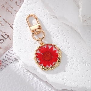 Handmade resin daisy flower keychain with natural dried red floral pendant in gold frame