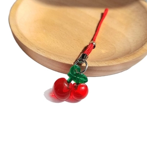 Realistischer roter Kirsch-Schlüsselanhänger mit Harzfrucht, Blättern und roter Kordel