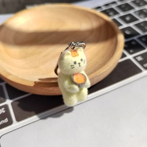 Porte-clés chaton mignon en résine floquée thème pique-nique sur un plateau en bois