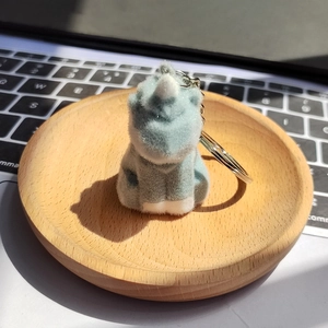 Porte-clés mignon faon floqué bleu-gris avec anneau en argent sur plateau bois