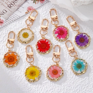 Daisy Natural Dried Flower Resin Keychain For Women Gold Alloy Frame Floral Bag Charm Pendant Daily Accessory
