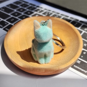 Mignon porte-clés chaton en résine floquée vert menthe avec anneau en argent