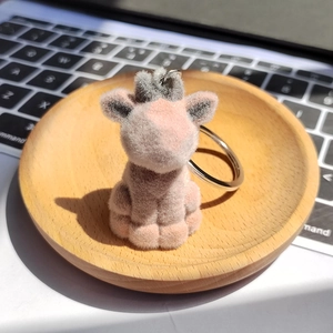 Porte-clés mignon cerf en résine floquée avec texture velours rose et gris sur bois