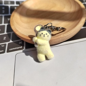 Porte-clés chaton floqué jaune avec toast et crochet en métal sur un bureau