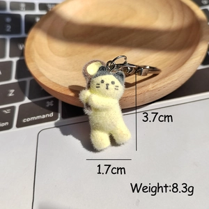 Détail macro d'un porte-clés chaton floqué de 3,7 cm en résine jaune et grise texturée