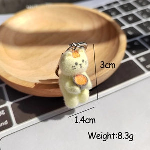 Détail d'un mini porte-clés chat floqué, dimensions 3cm x 1,4cm avec anneau en métal