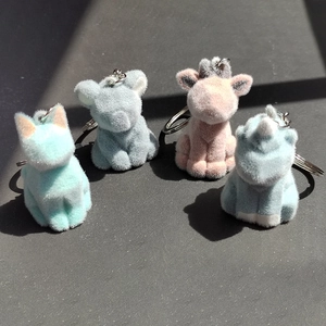 Vue détaillée de quatre porte-clés animaux floqués avec une texture douce