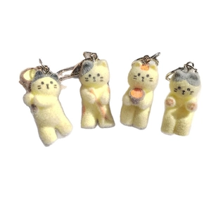 Lot de quatre porte-clés chatons floqués mignons avec texture douce et crochets