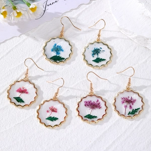 Vintage Handmade Dried Flower Resin Drop Earrings Scalloped Edge Golden Alloy Floral Dangle Earrings For Women Fashion Jewelry