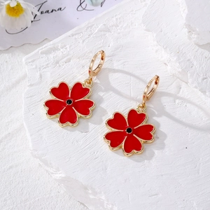 Boucles d'oreilles créoles dorées avec trèfle à quatre feuilles rouge et pierre noire