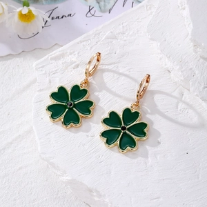 Boucles d'oreilles trèfle à quatre feuilles en émail vert avec monture dorée chic