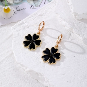 Boucles d'oreilles trèfle à quatre feuilles en or et émail noir sur pierre texturée