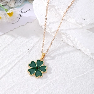 Collier trèfle doré élégant avec pendentif en émail vert et décoration en cristal noir