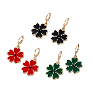 Trois paires de boucles d'oreilles trèfle en noir, rouge et vert avec bordure dorée