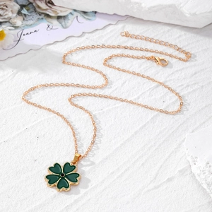 Détail du pendentif trèfle doré avec émail vert et fermoir mousqueton robuste