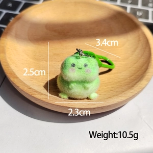 Porte-clés mignon grenouille verte en peluche avec crochet à ressort sur plateau en bois