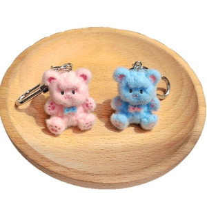 Simpatico portachiavi orsetto di peluche in colori rosa e blu con texture morbida