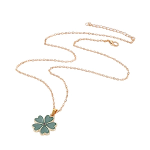 Collier doré élégant avec pendentif trèfle à quatre feuilles vert et fermoir mousqueton