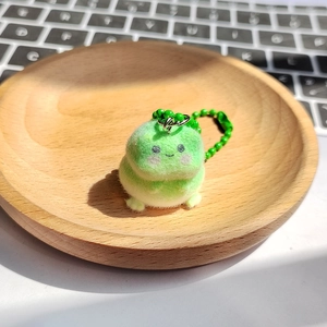 Porte-clés grenouille en peluche verte sur plateau bois pour sacs et décoration