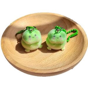Porte-clés grenouille en peluche verte avec mousqueton métallique et chaîne à perles