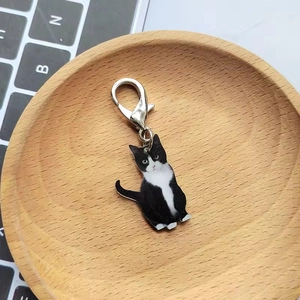 Simpatico portachiavi in acrilico con gatto bianco e nero e chiusura in metallo